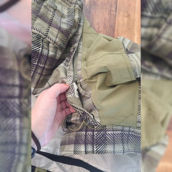 Snowboarding/skiing jacket - Picture 5 of 16